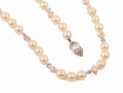 Collier aus Akoyazuchtperlen, Schließe WG 585/000, Zwischenmontur Herz und Fisch in GG 585/000, Perld. ca. 7.5 mm, kombiniert mit grauen und ...