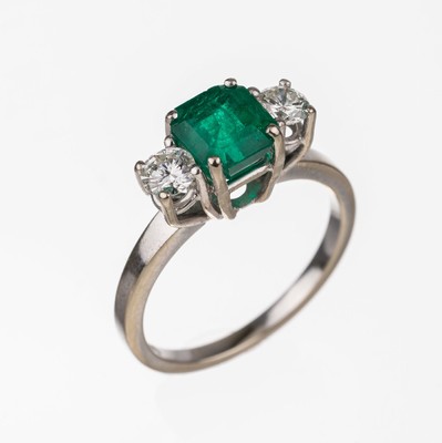 14 kt Gold Smaragd-Brillant-Ring, WG 585/ 000, feines Smaragd-Karree ca. 1.30 ct, 2 Brillanten zus. ca. 0.20 ct feines Weiß-Weiß/ vvs-vs, RW 53, ...