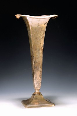 Vase, USA, um 1910, Sterling Silber, Vierkantform, fein graviert, ausladender Rand, Fuß gefüllt, H. ca. 40cm
