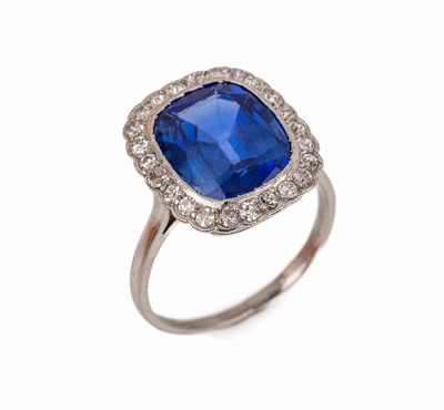 Platin Diamant Saphir Ring, 1920/30er Jahre, Platin gepr., Saphir (vermutlich Synthese) ca. 3.40 ct, 24 Altschliffdiamanten zus. ca. 0.30 ct ...