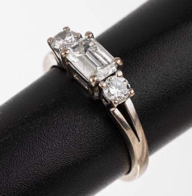18 kt Gold Diamant-Ring, WG 750/000, Diamant-Baguette ca. 0.55 ct Weiß/lr-vs, 2 Brillanten zus. ca. 0.30 ct weiß/lr-vs, RW 52,total ca. 3.2 g