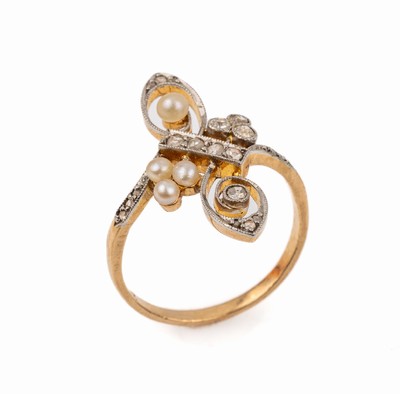 18 kt Gold Jugendstilring, um 1900, GG 750/000 gepr., Schauseite platiniert, 20 Diamantrosen zus. ca. 0.30 ct, 4 kleine Perlchen, wohl Natur, ...