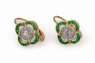 Paar 18 kt Gold Smaragd-Brillant-Ohrgehänge, GG 750/000, gepr., 2 Brillanten zus. ca. 0.20 ct l. get. Weiß/si, 24 Brillanten zus. ca. 0.12 ct ...