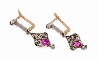 Paar 18 kt Gold Jugendstil Ohrgehänge, um 1900, GG 750/000 und Silber, gepr., 2 facett. synth. Rubin-Tropfen, 14 Diamantrosen, L. ca. 3.2 cm, ...