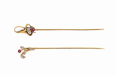 Konvolut 2 18 kt Gold Jugendstil Krawattennadeln, GG 750/000, jeweils abstrakt florales Motiv, 1 x 1 rundfacett. Rubin ca. 0.03 ct, 4 Diamanten zus. ...