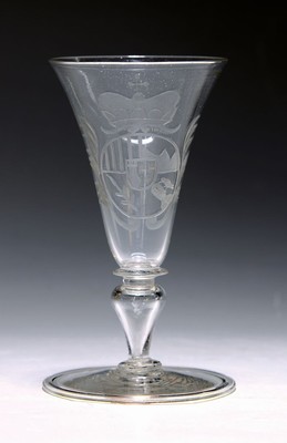 Kleines Wappenglas, 2. Hälfte 18. Jh., farbloses Glas, geschnittenes Wappen von Kurhut bekrönt, H. 14 cm