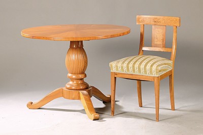 Sitzgruppe, Biedermeier, um 1830 - 2. Hälfte 19. Jh., Sofa, Nußbaumfurnier, drei Biedermeierstühle mit Intarsien, um 1830, dazu runder Tisch, ...