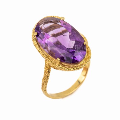 18 kt Gold Amethyst-Ring, GG 750/000, ovalfacett, Amethyst ca. 8.50 ct, spiralartig gefasst, Kordelverzierung, ca. 8.6 g, RW 57