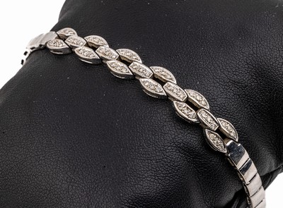 18 kt Gold Brillant-Armband, WG 750/000, Kastenglieder 51 Brillanten zus. ca. 0.39 ct feines Weiß/si, L. ca. 18.5 cm, ca. 17.7 g, Kastenschloss mit ...