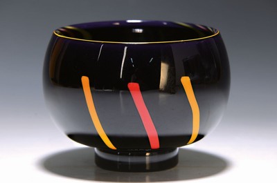 Fußvase, Murano, Carlo Moretti, sign. u. dat. 1998, massiver kobaltblauer Glaskorpus mit eingeschmolzenen polychromen Streifen aussen u. ...