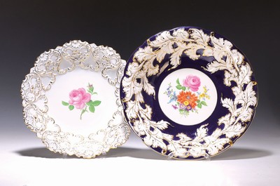 2 Prunkteller, Meissen, 20.Jh., 2.Wahl, Porzellan, 1x Moosrosenmalerei, gold angespitzt, D. 27 cm, 1x Blumenbukettmalerei, Laub in Gold, königsblau ...