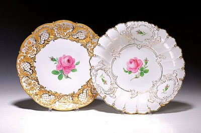 Zwei Prunkteller Moosrose, Meissen, 20.Jh., 2.Wahl, Porzellan, Moosrosenmalerei, variierend reliefierter Goldrand, D. 28,5/29,5cm, Alterssp.