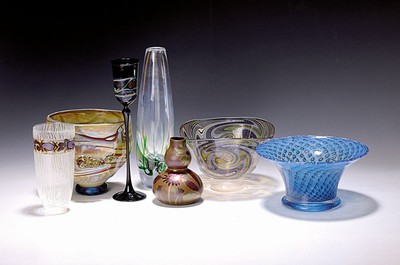 Sammlung aus 7 Teilen Kunstglas, 20. Jh., farbloses Glas, mit verschiedenartigen Einpuderungen, Einschmelzungen und Überfängen,z.T. signiert A. de ...