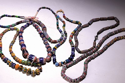 6 Halsketten, Murano, Italien, 1.Hälfte 20.Jh., Ketten aus verschieden großen Gliedern mit polychromen Murrinen, Alterssp., L. ca. 54-78cm