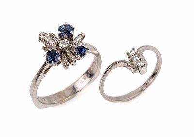 Konvolut 2 14 kt Gold Ringe, WG 585/000, 1 x mit 3 Brillanten zus. ca. 0.09 ct Weiß/si, RW 51, und 1 x mit 1 Brillant und 7 Diamanttrapezen zus. ...