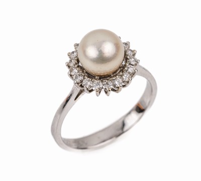 14 kt Gold Zuchtperl-Brillant-Ring, WG 585/000, mittig Akoyazuchtperle, D. ca. 7.5 mm, umgeben von 18 Brillanten zus. ca. 0.30 ct Weiß/si, RW 54, ...