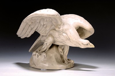 Tierplastik Adler, Royal Dux, Böhmen, Entw. 1940er-Jahre, Steinzeug, weiß und grau schattiert, Modell-Nr. 314, Alterssp., Standring l. best., H. 24 ...