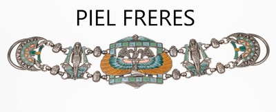 Bedeutende Gürtelschließe PIEL FRERES, Frankreich um 1900, Metall, partiell emailliert, ägyptisierende Motive mit Horusschwingen, Skarabäen, ...