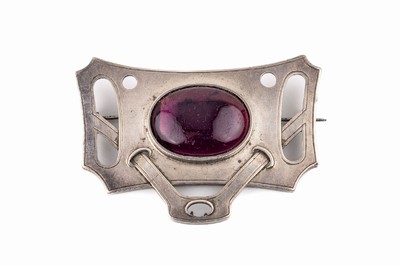 Brosche Frankreich um 1900, 800er Silber, Meistermarke in Raute AT, mittig lila- farb. Glascabochon auf foliertem Grund, geometrisierende ...