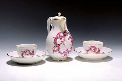 Kännchen und zwei Tassen mit Untertassen, Frankenthal, 18. Jh., purpurfarbene Bemalung, mit Rocaille, Blumen und exotische Vögel, Goldstaffage