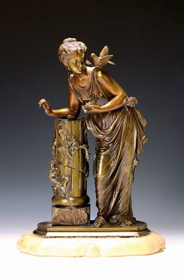 Bronzeskulptur, Frankreich, um 1900, antike Frauengestalt mit Säule und Vogelnest in Händen, Alabastersockel, H. ca. 31 cm, B. ca. 22 cm, ...