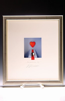Volker Kühn, geb. 1949, Objektkasten mit 3-D-Objekt, "Der gemeinsame Weg", Hochzeitspaar vor Treppe mit Herz, betitelt und handsigniert, ...