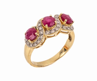 14 kt Gold Farbstein-Brillant-Ring, GG 585/000, 3 erhaben gefasste synth. Rubine, 31 Brillanten zus. ca. 0.15 ct Weiß/p 1, RW 56, ca. 4.8 g