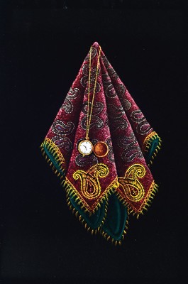 Parinaz Bajalanlou, geb. 1985, zeitgenössischeiranische Künstlerin, goldene Taschenuhr über einem persischen Tuch, Öl auf schwarzem Samt, ...