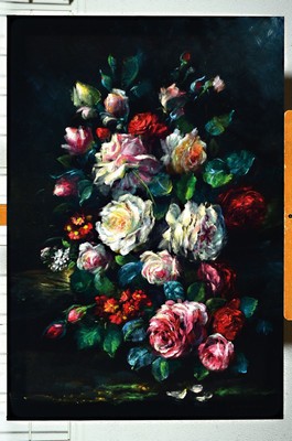 Parinaz Bajalanlou, geb. 1985, zeitgenössischeiranische Künstlerin, Blumenstillleben, Öl auf schwarzem Samt, signiert, 96x66 cm, detaillierte ...