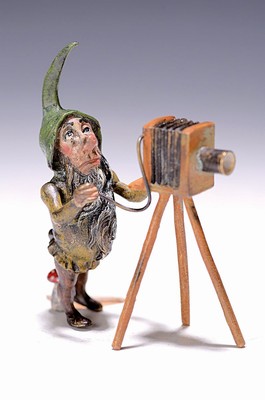 Wiener Bronze, 20. Jh., sign. Bergmann, Zwerg mit Balgenkamera, bunt staffiert, H.ca. 8 cm
