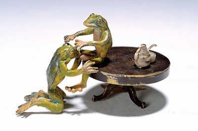 Wiener Bronze, 20. Jh., sign. Bergmann, bunt staffiert, erotische Frösche am Tisch, H.ca. 5.5 cm