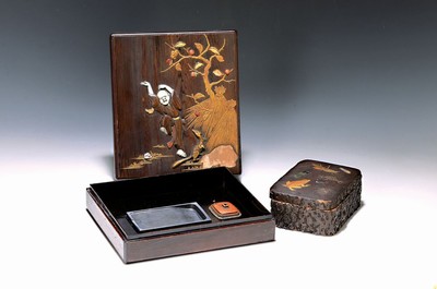 Zwei Deckeldosen, Japan, um 1900 bzw. 20.Jh.,, Holz, Goldmalerei und Einlegearbeiten aus Ziersteinen, kleine Deckeldose mit "Tree ...