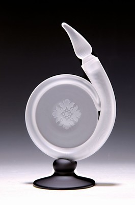 Zwei Flakons, Saint Louis, a. Kristallglas, grün überfangen, farbloser Stöpsel, monogrammiert SL, H. ca. 13 cm, b. farbloses und dunkles Glas, ...
