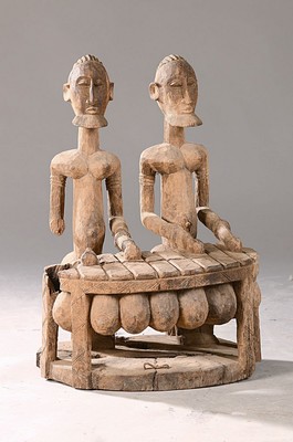 Figurengruppe, Dogon, Mali, 20.Jh., Holz geschnitzt, zwei männliche Figuren an einem Schlaginstrument, best., H. 62 cm