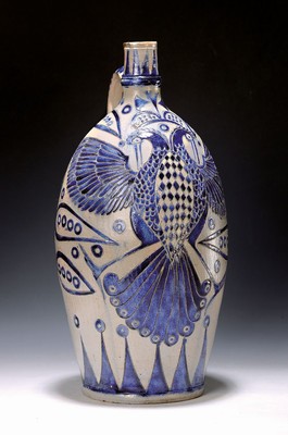 Westerwälder Krug, 18. Jh., Steinzeug, mit blauer aufwendiger Malerei, geritzt, H. ca. H. 42 cm