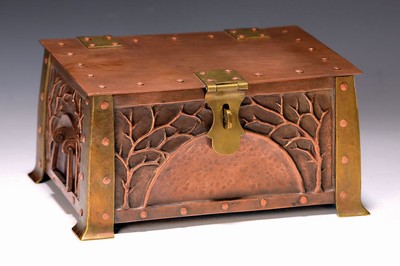 Deckelkästchen/Kassette, Jugendstil, um 1910/15, Kupfer und Messing, mit floralem Dekor, ca. 10 x 19.5 x 14 cm