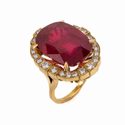 18 kt Gold Rubin-Brillant-Ring, GG 750/000,1 ovalfacett. Rubin (beh.) ca. 32.0 ct, 24 Brillanten zus. ca. 1.50 ct Weiß/si, ca. 22.7 g, RW 56.5