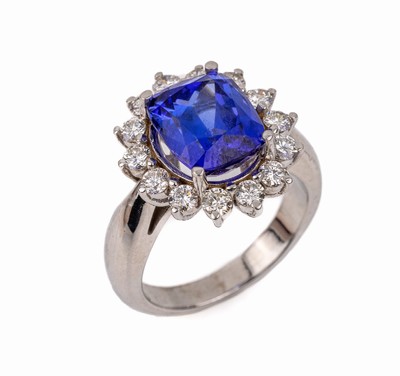 18 kt Gold Tansanit-Brillant-Ring, WG 750/000 gepr., mittig facett. Tansanit ca. 5.0ct, umgeben von 14 Brillanten zus. ca. 0.80 ctfeines Weiß/vs, ...