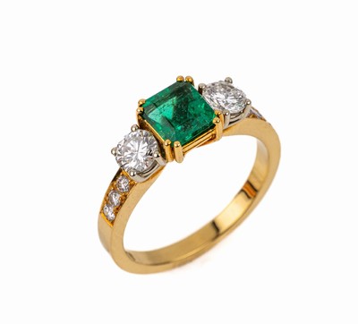 18 kt Gold Smaragd-Brillant-Ring, GG/WG 750/000, 1 Smaragd-Rechteck ca. 0.98 ct, 8 Brillanten zus. ca. 0.76 ct feines Weiß/vvs, ca. 4.6 g, RW 54