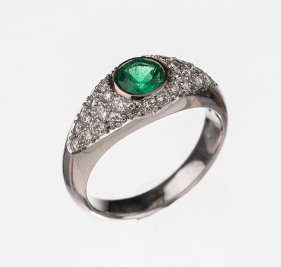 18 kt Gold Smaragd-Brillant-Ring, WG 750/000, rundfacett. Smaragd ca. 0.65 ct, 34 Brillanten zus. ca. 0.66 ct feines Weiß/vvs, ca. 7.3 g, RW 54