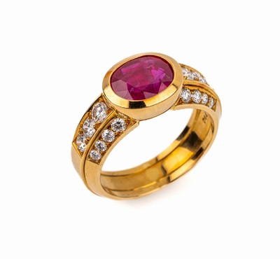 18 kt Gold Rubin-Brillant-Ring, WG 750/000,ovalfacett. Rubin ca. 2.41 ct, 22 Brillanten zus. ca. 0.80 ct feines Weiß/lp, ca. 9.6 g, RW55