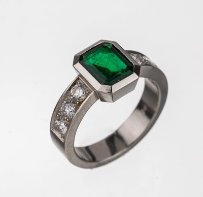 Platin Smaragd-Brillant-Ring, Platin gepr.,Smaragd-Achteck ca. 1.52 ct, 6 Brillanten zus.ca. 0.75 ct Weiß/vvs, ca. 10.7 g, RW 54