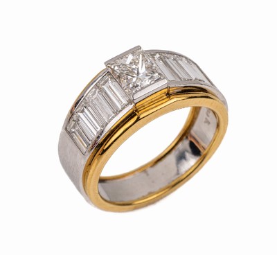 18 kt Gold Diamant-Ring, GG/WG 750/000, 1 Princesscut-Diamant ca. 1.15 ct feines Weiß/lupenrein-vvs, 8 Diamant Baguettes zus. ca. 1.88 ct feines ...