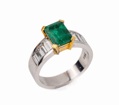 18 kt Gold Smaragd-Diamant-Ring, GG/WG 750/000, 1 Smaragd-Rechteck ca. 1.95 ct, 8 Diamant-Baguettes zus. ca. 1.16 ct feines Weiß/lupenrein-vvs, ca. ...