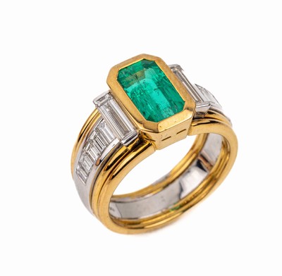 18 kt Gold Smaragd-Diamant-Ring, GG/WG 750/000, Smaragd-Rechteck ca. 2.88 ct, 12 Diamant-Baguettes zus. ca. 1.52 ct feines Weiß/vvs, ca. 12.7 g, RW ...