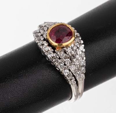 18 kt Gold Rubin-Diamant-Ring, GG/WG 750/000, ovalfacett. Rubin ca. 1.64 ct, 40 8/8-Diamanten zus. ca. 0.55 ct Weiß/si, ca. 5.6 g, RW 56