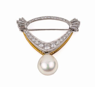 18 kt Gold Perl-Diamant-Brosche, GG/WG 750/000, bewegl. Abhängung mit weißer Zuchtperle D. ca. 11.6 x 11 mm, 26 Brillanten und 10 Diamant-Trapeze ...
