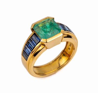 18 kt Gold Smaragd-Saphir-Ring, GG 750/000,Smaragd-Rechteck ca. 3.16 ct, 8 Saphirbaguettes zus. ca. 2.35 ct, ca. 11.6 g, RW 54