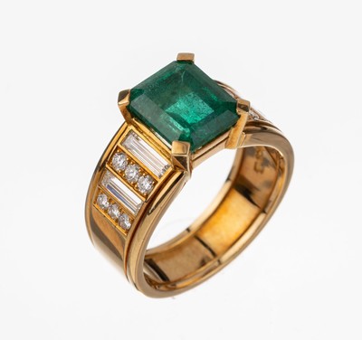 18 kt Gold Smaragd-Diamant-Ring, GG 750/000, 1 Smaragd-Rechteck ca. 2.78 ct, 12 Brillanten und 4 Diamant-Baguettes zus. ca.0.70 ct feines ...