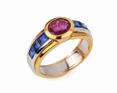 18 kt Gold Rubin-Saphir-Ring, GG/WG 750/000, ovalfacett. Rubin ca. 1.13 ct, 6 Saphir-Carrees zus. ca. 1.59 ct, ca. 9.0 g, RW55